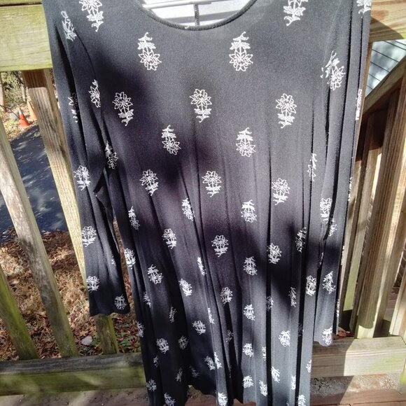 Old Navy Medium Dress - Picture 3 of 3